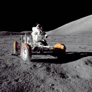599px-Cernan_Driving_the_Rover_-_GPN-2000-001139